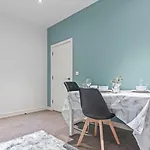 Luxury Flat With Pool Table - Sleeps 8 Leeds (West Yorkshire)