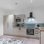 Luxury Flat With Pool Table - Sleeps 8 Apartment