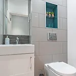 Luxury Flat With Pool Table - Sleeps 8 Leeds (West Yorkshire)