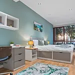 Luxury Flat With Pool Table - Sleeps 8 Apartment *