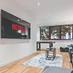 Luxury Flat With Pool Table - Sleeps 8 *