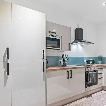 Luxury Flat With Pool Table - Sleeps 8 * לידס