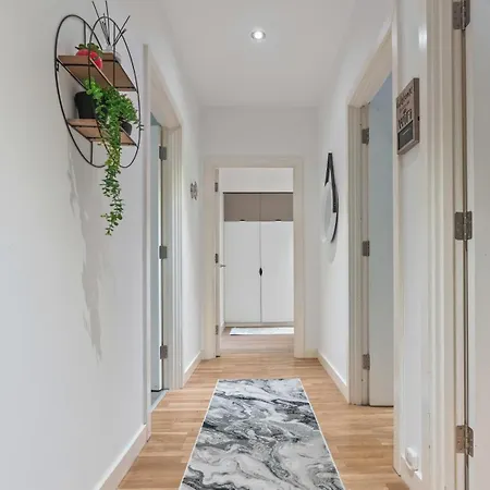Luxury Flat With Pool Table - Sleeps 8 *