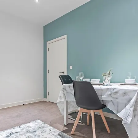 Luxury Flat With Pool Table - Sleeps 8 לידס