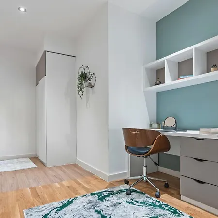 Luxury Flat With Pool Table - Sleeps 8 아파트 리즈