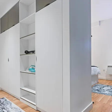 Luxury Flat With Pool Table - Sleeps 8 *