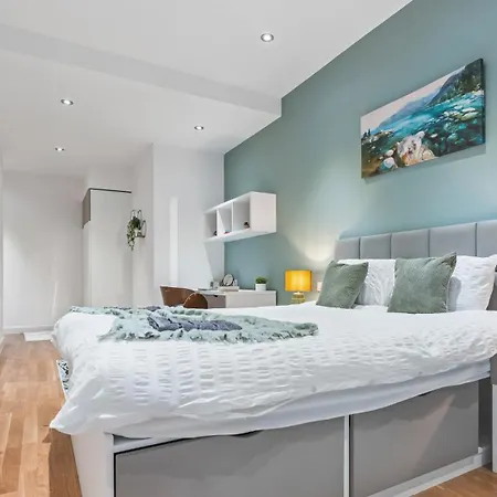 Luxury Flat With Pool Table - Sleeps 8 *