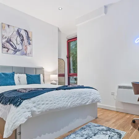 Luxury Flat With Pool Table - Sleeps 8 아파트 리즈