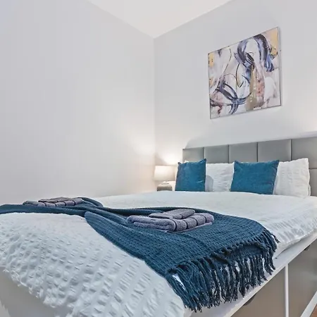 Luxury Flat With Pool Table - Sleeps 8