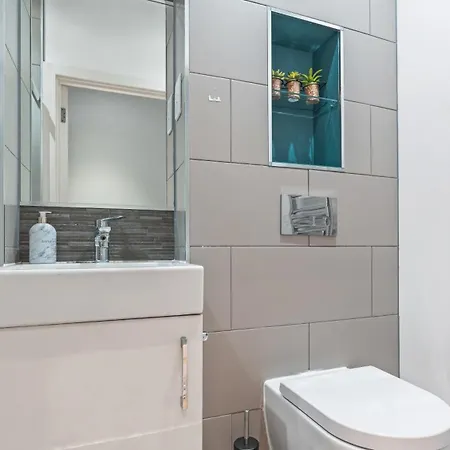 Luxury Flat With Pool Table - Sleeps 8 לידס