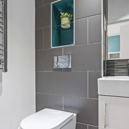 Luxury Flat With Pool Table - Sleeps 8 דירה