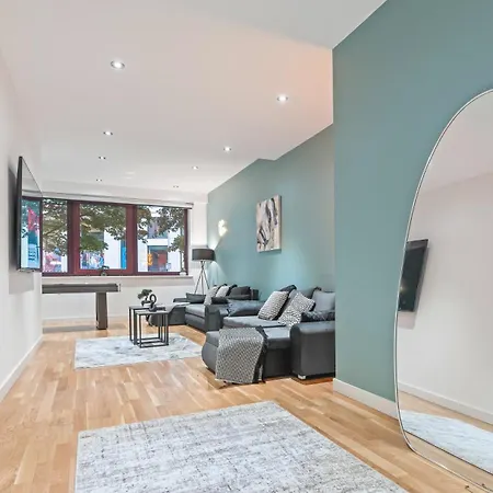Luxury Flat With Pool Table - Sleeps 8 리즈