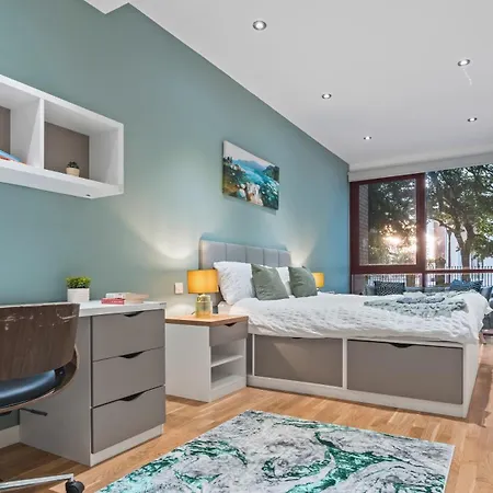 Luxury Flat With Pool Table - Sleeps 8 דירה *