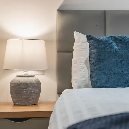 Luxury Flat With Pool Table - Sleeps 8 Апартаменти