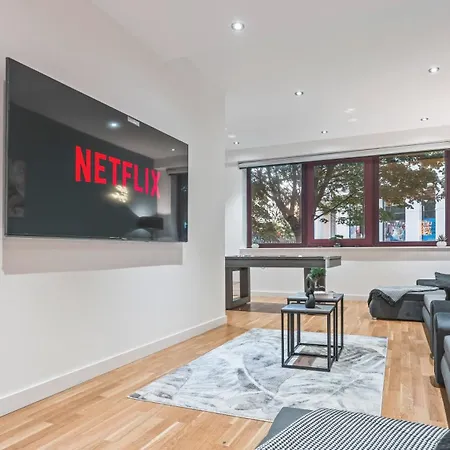 Luxury Flat With Pool Table - Sleeps 8 *