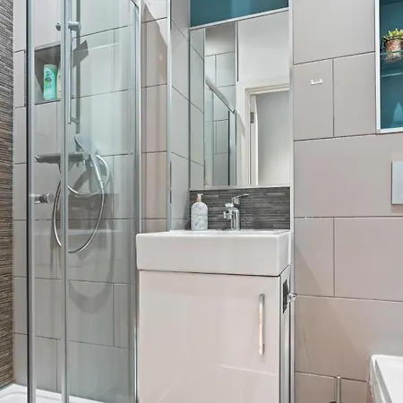 Luxury Flat With Pool Table - Sleeps 8 아파트