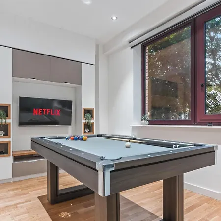 Luxury Flat With Pool Table - Sleeps 8 *