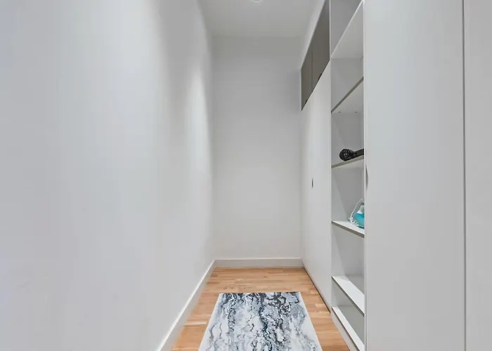 Luxury Flat With Pool Table - Sleeps 8 Лідс