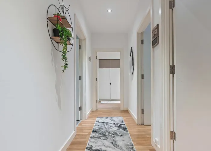 Luxury Flat With Pool Table - Sleeps 8 *