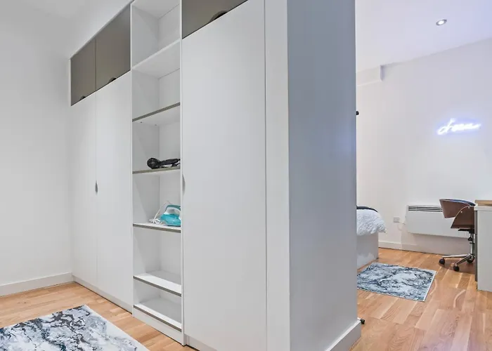 Luxury Flat With Pool Table - Sleeps 8 *