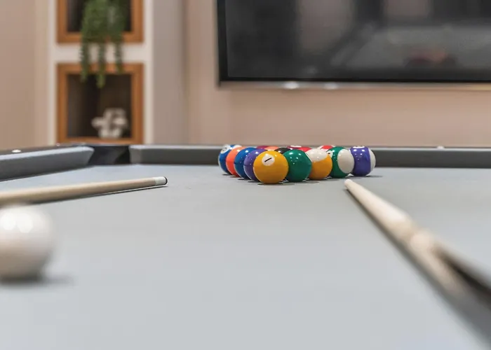 Апартаменти Luxury Flat With Pool Table - Sleeps 8