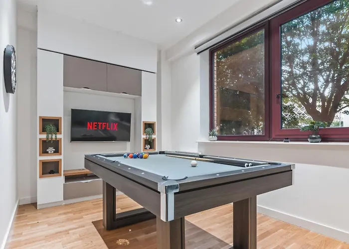 Luxury Flat With Pool Table - Sleeps 8 *