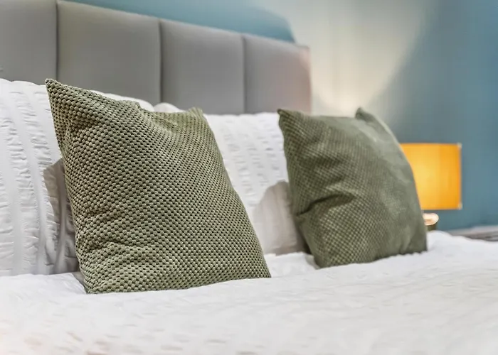 Апартаменти Luxury Flat With Pool Table - Sleeps 8 *