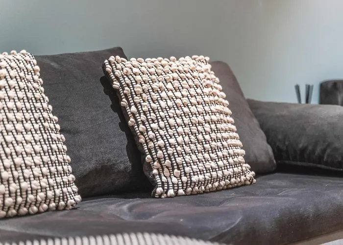 Апартаменти Luxury Flat With Pool Table - Sleeps 8 *