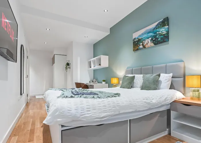 Luxury Flat With Pool Table - Sleeps 8 *