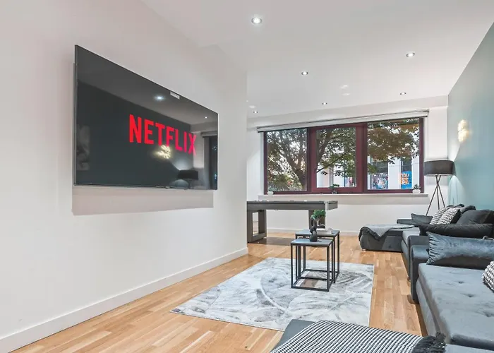 Luxury Flat With Pool Table - Sleeps 8 *